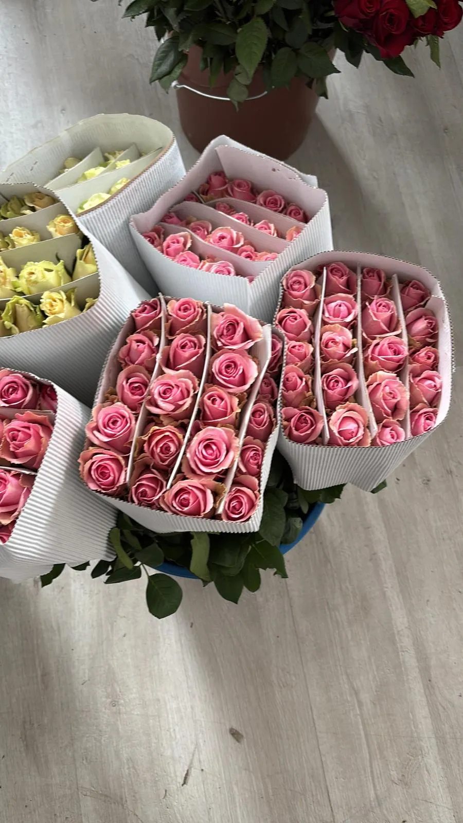 Karadağ Çiçekçilikte toptan kullanım için kutulanan pembe ve sarı güller